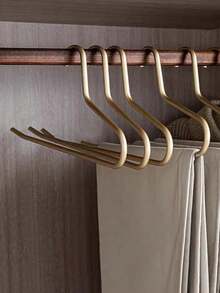 这款金属鹅形裤架采用多层衣架设计，可有效整理衣柜，节省空间，经久耐用，是理想的家用裤装收纳架。柔软的衬垫提供舒适的支撑，适用于各种裤子、牛仔裤、打底裤、裙子等，尤其适合空间有限的家庭衣柜。它能最大限度地利用垂直空间，保持衣物平整无褶皱，坚固的金属框架搭配防滑脚垫，安装简便，尤其适合小户型公寓和共享衣柜。时尚的金属质感，更添现代气息，为您的更衣室增添一抹亮色。 - 金色 - 查看 2