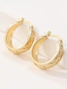 Đôi bông tai bằng đồng thau sang trọng, bản rộng, được chế tác tinh xảo, thiết kế đặc biệt dành cho những phụ nữ sành điệu. Màu vàng óng ánh vô cùng rạng rỡ, phù hợp với nhiều kiểu phối đồ khác nhau. - Vàng - Xem 4