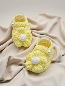 1 Pair Handmade Daisy Pattern Infant Shoes, Crocheted, Newborn Footwear - Yellow - View 3