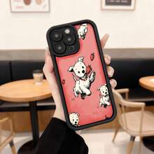 Cubierta de telefono con borde negro y parte trasera roja con estampado de perros blancos comiendo fresas diseño divertido para uso diario en cafeterias y salones Aplicable a los teléfonos de la serie Apple y Galaxy - Café integral - Ver 1