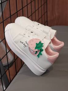1 par de zapatos de skate casuales y de moda para niños de vuelta al colegio, color principal en blanco, con un adorable diseño de dibujos animados en el lateral, decoración de corazón rosa, suaves, ligeros, cómodos, detalles rosas en el cuello y el talón, cierre de conveniente, estilo general dulce y juguetón, adecuado para uso diario de los niños, interior/exterior, juego, festivales, etc.