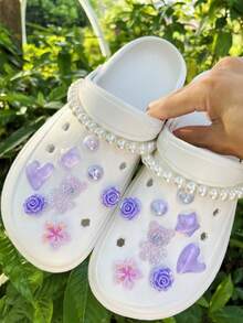 18件套紫色小熊、仿珍珠链、玫瑰、爱心、花朵、五角星DIY可拆卸装饰配件，适用于凉鞋、木屐、花园鞋、沙滩鞋，四季皆宜，是绝佳的节日礼物。
