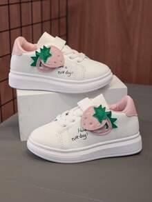 1 par de zapatos de skate casuales y de moda para niños de vuelta al colegio, color principal en blanco, con un adorable diseño de dibujos animados en el lateral, decoración de corazón rosa, suaves, ligeros, cómodos, detalles rosas en el cuello y el talón, cierre de conveniente, estilo general dulce y juguetón, adecuado para uso diario de los niños, interior/exterior, juego, festivales, etc.