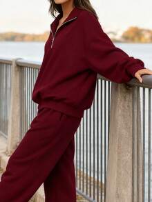 A Loose-Fitting Women's Sweatshirt With A Half-Zip Stand-Up Collar And Drawstring Casual Pants Creates A Relaxed And Sporty Women's Set. This Outfit Features A Loose And Casual Fit, Perfect For Comfortable Everyday Wear. - 紅色 - 查看 2