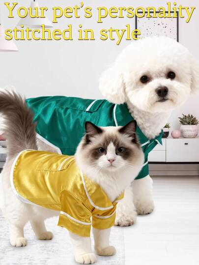 一件优雅时尚的宠物狗/猫服装，闪亮珠饰点缀，白色线条装饰，简约设计的短袖衬衫/睡衣/家居服，适合小型宠物，四季皆宜