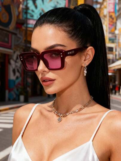 1副精致方形几何米粒钉小框酒红色时尚女式眼镜，适合户外聚会、旅行和散步，精致优雅，简约百搭。