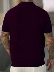 Polo casual de hombre, manga corta y tejido con textura de cuadros, ideal para cualquier temporada. Diseño moderno y elegante que combina a la perfección con jeans, pantalones o bermudas para un look versátil y sofisticado. Cuello clásico y ajuste cómodo para el día a día, eventos especiales o reuniones informales, brindando frescura y distinción en cada ocasión. Perfecto para quienes buscan estilo y comodidad en una sola prenda. - Tinto - Ver 2