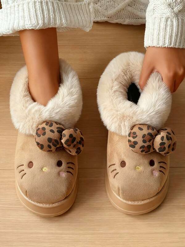  Colaboración Sanrio X Hello Kitty - Pantuflas de felpa con estampado de leopardo y lazo 3D, botas de nieve elegantes y lujosas para uso exterior, pantuflas de invierno cálidas para el hogar, pantuflas de Hello Kitty, pantuflas para mujeres adultas, calzado de invierno para damas