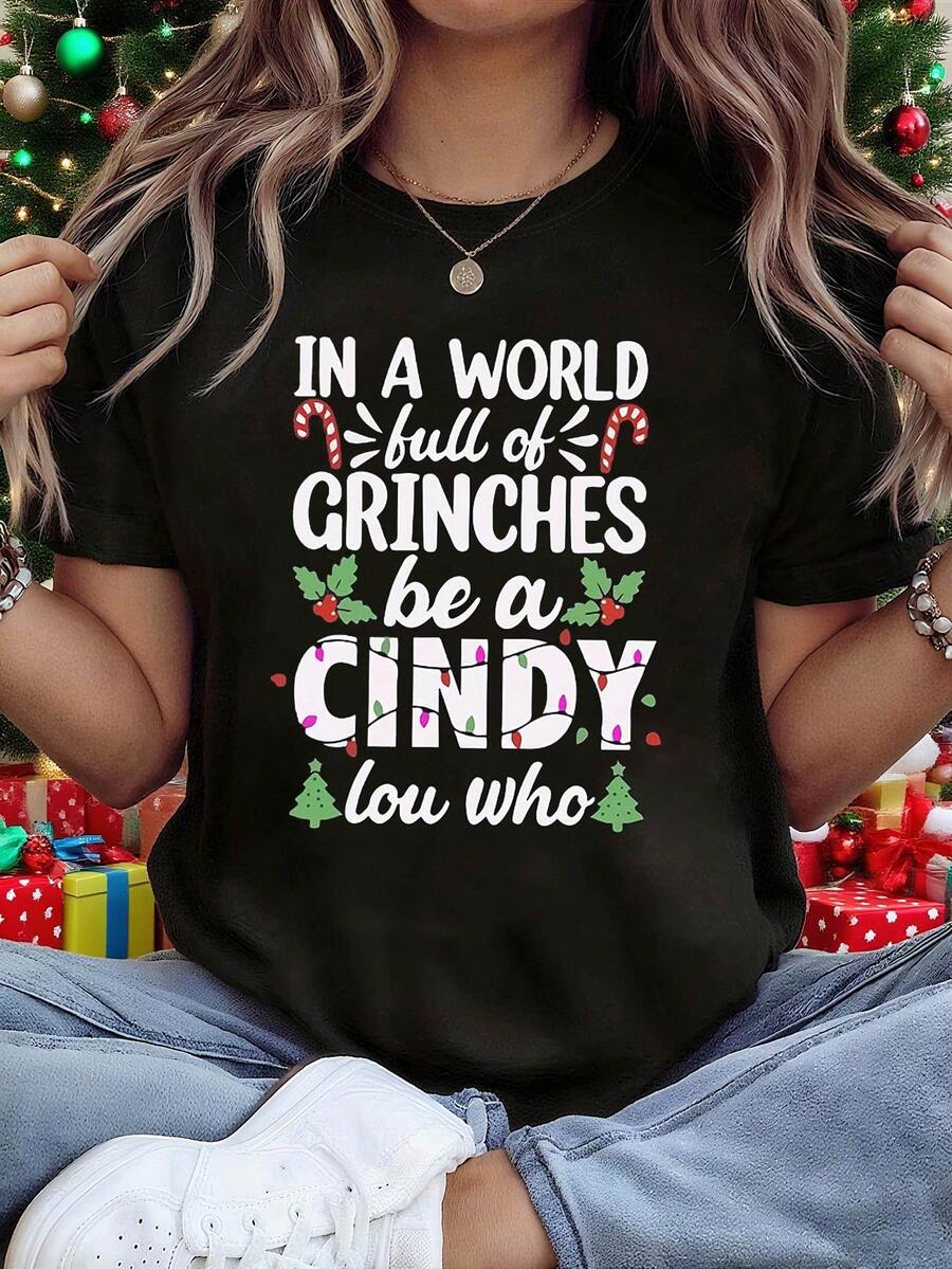 Camiseta Navideña Para Mujer - "En Un Mundo Lleno De Grinchos Sé Cindy Lou" Diseño De Y Cindy Lou Navideño - Negra Con Colores Festivos Rojo Y Verde - Camiseta Casual De Cuello Redondo Para Fiesta De Navidad, Reunión Familiar, Atuendos Invernales Diarios - Top Ligero Para El Día A Día, Camisetas Navideñas, Ropa Festiva Para Fiestas, Diseño Navideño Divertido, Ajuste Cómodo, Celebración De Temporada, Estampado De Dibujos Animados, Material Duradero, Top De Manga Corta, Compradores Navide - oscuro - Ver 1