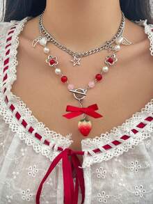 1件草莓项链，甜叶草莓串珠吊坠项链，适合女性佩戴，适合大多数人，可作为送给女朋友、节日、情人节的礼物，也适合圣诞节装饰。