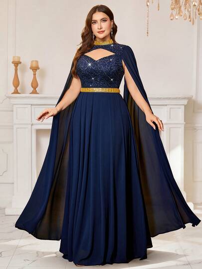 Đầm dạ hội sang trọng, thanh lịch, thích hợp dự tiệc sinh nhật, lễ tốt nghiệp, các ngày lễ và các dịp khác, với họa tiết ren hoa đính sequin, cổ khoét hình giọt nước, tay dài, phối cùng thắt lưng vàng và chân đầm voan xếp tầng.