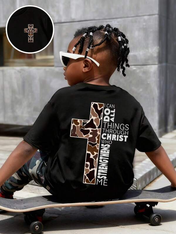 Camiseta casual de manga corta con cuello redondo y estampado de cruz para niño