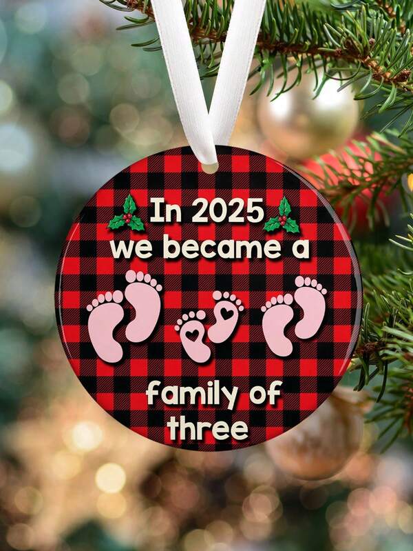 Em 2025, nos tornaremos uma família de três! Enfeite de Natal "Primeiro Natal", Enfeite de cerâmica para pendurar na árvore de Natal, Presente para anúncio de gravidez, Placa decorativa de Natal, Presente redondo para mamães e papais de primeira viagem, Decoração para casa, Decoração de Natal, Decoração de quarto