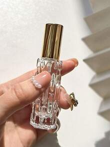 1个10毫升可重复灌装玻璃香水瓶，带喷雾泵，方便旅行、购物、约会和外出使用。