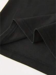 Camiseta 'Más Probablemente Cantará Todas las Canciones Navideñas - Negra con Letras Blancas e Iconos Festivos (Bastones de Caramelo, Campanas, Copos de Nieve) - Top de Manga Corta con Cuello Redondo Suave para Fiestas Navideñas, Atuendos de Karaoke y Regalos de Navidad - Negro - Ver 5