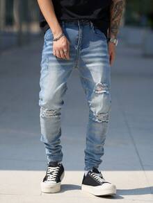 单件时尚男装，有弹性且合身，秋冬季节，破旧街头服饰，浅色牛仔裤。