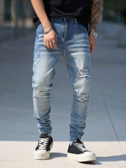 Herrkläder i ett stycke, stretchiga och figursydda, höst- och vintersäsong, slitet streetwear, ljusa jeans.