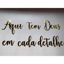 Frase decorativa Aqui tem Deus em cada Detalhe em Acrílico Promoção - Prata - Visão 1
