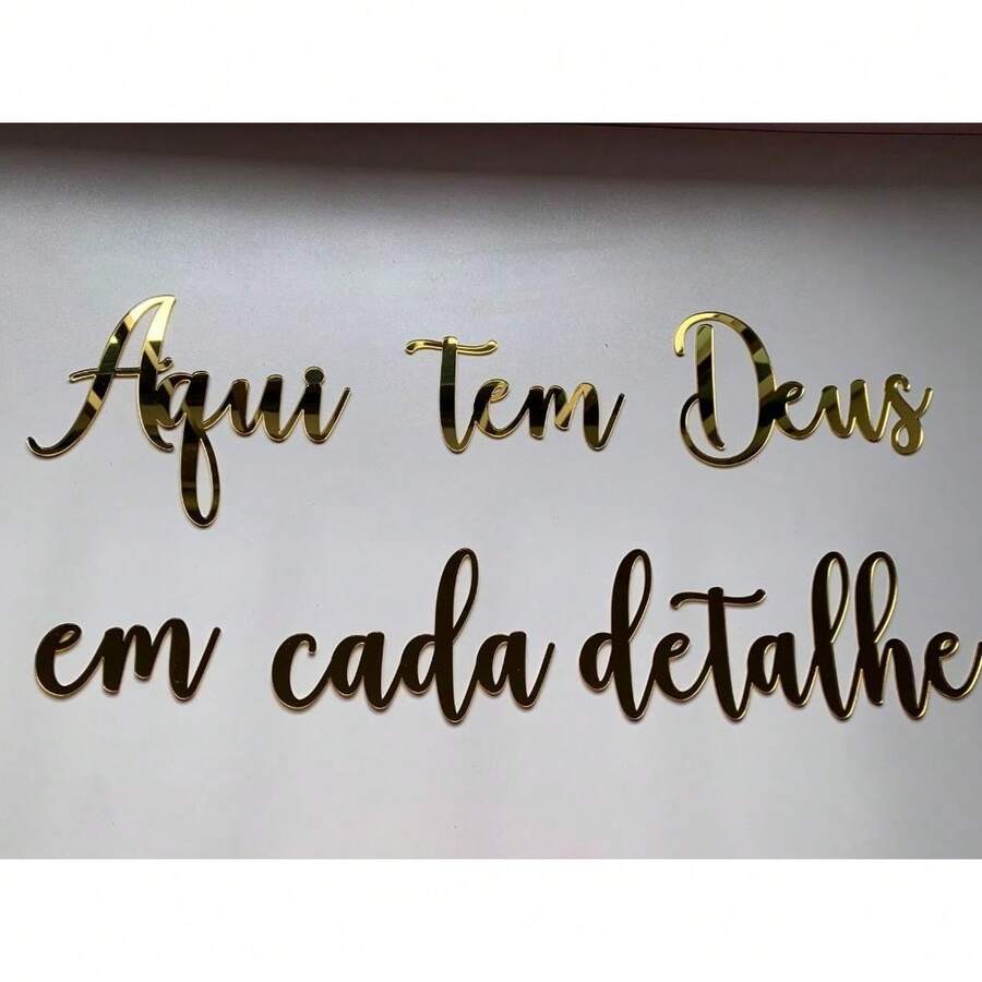 Frase decorativa Aqui tem Deus em cada Detalhe em Acrílico Promoção - Prata - Visão 1