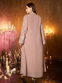 大码女士优雅长袖连衣裙，采用刺绣面料、贴花装饰、串珠饰边和流苏吊坠，适合日常穿着和春季节日穿着。 - 摩卡棕 - 查看 3