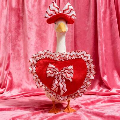 Disfraz de ganso de jardín con lazo frontal y corazón, ideal para decorar una estatua de ganso o un patio.