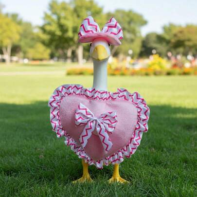 Disfraz de ganso de jardín con lazo frontal y corazón, ideal para decorar una estatua de ganso o un patio.