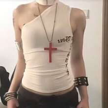 The European And American Retro Dark Style Wooden Cross Necklace Features A Classic Cross Shape With A Cool Feel, And The Long Design Is Perfect As A Sweater Chain. Light Luxury Texture Is Not A Choice For Matching, It Looks Good On Daily Hoodies And Holiday Outerwear, Making It A Versatile Item That Spicy Girls Must Bring When Going Out, Easily Filling The Dark And  Atmosphere. - 紅色 - 查看 2