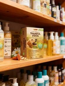 Jabón para perro Thankful Dog Grisi, shampoo sólido para mascotas que cuida pelaje y piel de tu perro, fórmula segura y duradera apta para todo tipo de razas, elimina olores y suciedad, fácil de usar en baños regulares, recomendado por veterinarios y especialistas en higiene animal, producto esencial para el bienestar y salud de tu mascota, aporta brillo y limpieza continua. - Dorado - Ver 4