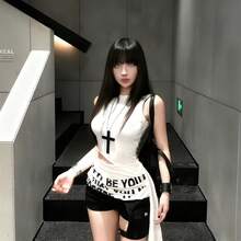 The European And American Retro Dark Style Wooden Cross Necklace Features A Classic Cross Shape With A Cool Feel, And The Long Design Is Perfect As A Sweater Chain. Light Luxury Texture Is Not A Choice For Matching, It Looks Good On Daily Hoodies And Holiday Outerwear, Making It A Versatile Item That Spicy Girls Must Bring When Going Out, Easily Filling The Dark And  Atmosphere. - màu đen - Xem 2