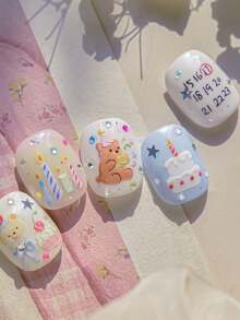 1 Schleife süße Happy Birthday Kuchen Nagelkunst Sticker, beinhaltet Teddybär, Kerze, Zahlen, Desserts, Sterne, Fliege und Strass, 5D stereoskopische Nail Decals, selbstklebend, geeignet für Frauen Feiertags-DIY Maniküre - Verschiedenfarbig - Übersicht 7