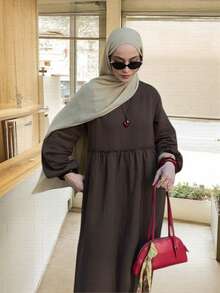 2026 卡其色斋月长袍，女士优雅长袖端庄新年可爱长袍，情人节梭织面料连衣裙，圆领长款荷叶边宽松长袍