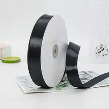 Wstążka poliestrowa o szerokości 0,6/1,5/2,5 cm i długości 25 jardów w jednolitym kolorze, pluszowa, tkana wstążka, odpowiednia do tworzenia kokard w pudełkach na prezenty, pudełek na cukierki, pudełek na ciasto, pasków do dekoracji kwiatowych, rolek na balony, pasków do pakowania prezentów, rękodzieła, do pakowania prezentów, wymiany prezentów świątecznych, wesel, uroczystości, festiwali, kwiaciarni, pakowania prezentów walentynkowych itp. (Rzeczywista długość może się różnić ze względu na pomiary ręczne)