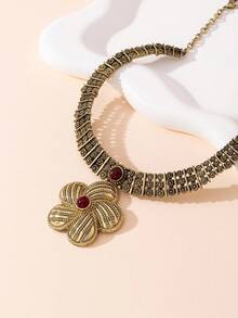 Naszyjnik z rubinowym motywem kwiatowym w stylu vintage – rzeźbiony naszyjnik w stylu europejskim i amerykańskim z kwiatowym motywem – wisior w stylu retro z kwiatowym motywem – odpowiedni na imprezy w stylu vintage: jarmarki vintage, festiwale ludowe. Rzeźbiony naszyjnik w stylu vintage i kwiatowy wzór idealnie pasują do atmosfery retro. Świetnie komponuje się z długimi sukienkami w stylu boho lub strojami, podkreślając silny klimat vintage.