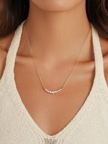 1 Stück minimalistischer, zarter, goldfarbener Blumen-förmiger Kristall-Cluster Halskette für Frauen, für den täglichen Gebrauch, Hochzeit & Party geeignet