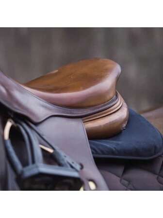 TGW RIDING TGW RIDING Full Shock Absorbing Memory Half Saddle Pad For Horse, Made Of A Dense, Lightweight & Slip-Proof Material To Ensure Use When Put Under The Saddle, Yet Soft Enough To Protect The Under-Side Of The Saddle.