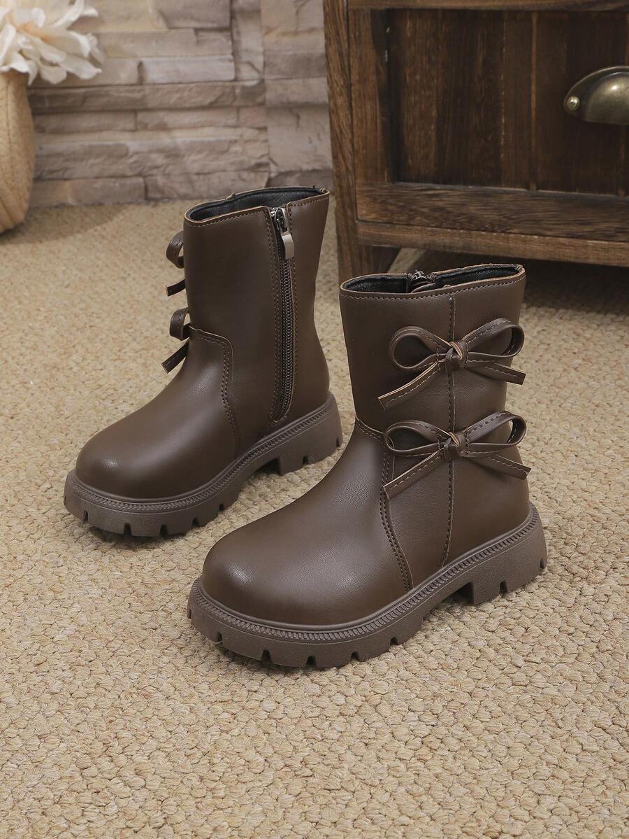 1双棕色女童柔软舒适PU皮靴，带蝴蝶结、侧拉链、圆头、保暖内衬，时尚经典中筒靴，适合3-15岁女孩，日常、度假、上学、秋冬季穿着。