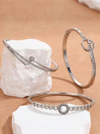 Bracelet élégant argenté à une rangée de strass, idéal au quotidien, pour les fêtes et les festivals de musique. Un bijou à la mode qui s'accorde parfaitement avec toutes vos tenues.