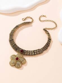 Naszyjnik z rubinowym motywem kwiatowym w stylu vintage – rzeźbiony naszyjnik w stylu europejskim i amerykańskim z kwiatowym motywem – wisior w stylu retro z kwiatowym motywem – odpowiedni na imprezy w stylu vintage: jarmarki vintage, festiwale ludowe. Rzeźbiony naszyjnik w stylu vintage i kwiatowy wzór idealnie pasują do atmosfery retro. Świetnie komponuje się z długimi sukienkami w stylu boho lub strojami, podkreślając silny klimat vintage.