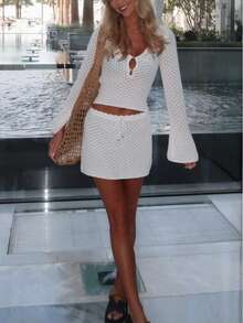 Women 2-Piece Boho Knit Beach Set - Cropped V-Neck Top With Back Tie & Drawstring Mini Skirt, Sheer Cover Up For Vacations & Resorts - 白色 - 查看 1