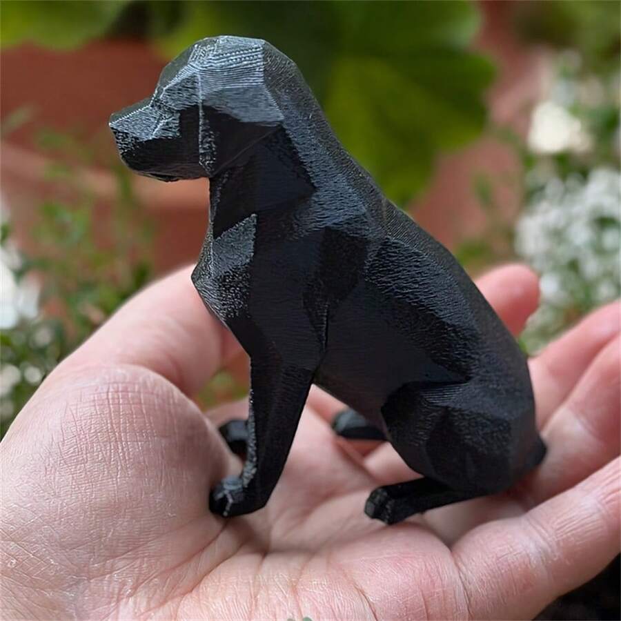 这款拉布拉多幼犬雕像非常适合爱狗人士。它采用可爱的坐姿，耳朵耷拉着，尾巴短短的。这款雕像适合摆放在办公桌、玄关桌上，也可以作为乔迁礼物、草坪装饰、阳台花盆摆件和户外圣诞装饰。此外，它也是圣诞节、万圣节、新年和儿童节的绝佳礼物。 - 黑色 - 查看 1