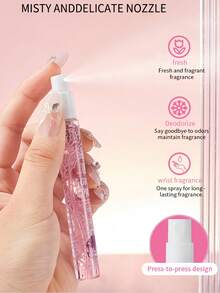 Un set de 5 spray-uri digitale de plajă de 10 ml, cu un parfum floral proaspăt și elegant. Designul portabil îl face un parfum ideal pentru casă, pentru dulapuri, dormitoare, băi, mașini, întâlniri și călătorii, putând fi folosit și pentru dezodorizare și adăugarea de parfum.