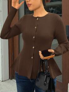 Áo cardigan dài tay cổ tròn màu trơn dành cho nữ. Viền bèo nhún tạo điểm nhấn thanh lịch và thời trang. Chiếc áo len sành điệu và tinh tế này rất phù hợp để chụp ảnh, mặc hàng ngày hoặc đi dạo. - Cà phê nâu - Xem 3