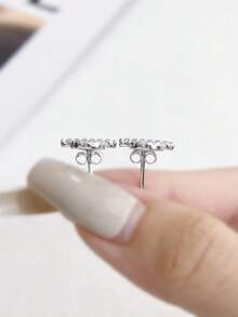 1Pair Classic Lovely Exquisite Earrings Moissanite Diamond Earrings S925 Sterling Silver Wedding Earrings Engagement Stud Earrings Luxury Jewelry For Gifts Girls Women Anniversary - Silver - View 3