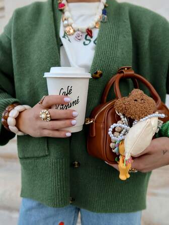 【上衣】秋季必备绿色针织开衫 - 柔软宽松版型，线条简洁。这款清新鼠尾草绿开衫采用极简设计，轻松打造日常穿搭。这款百搭单品可完美搭配连衣裙和T恤，在凉爽的秋日里提供恰到好处的温暖。