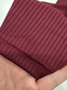 男士复古硬币纹理纯色罗纹领轻盈顺滑针织面料宽松V领长袖Polo衫，休闲日常百搭，适合春秋季叠穿，夏季外搭。