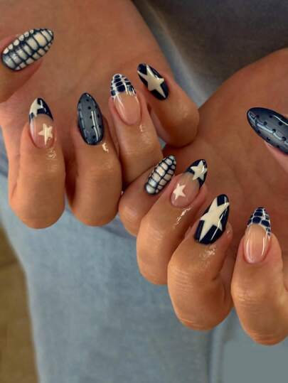 24片杏仁形美甲贴纸，适合秋冬季节，黑白鳄鱼皮纹，法式尖头，波点渐变设计，适合女性和女孩日常办公及约会需求。美甲用品