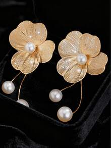 1PC 18K Gold-Plated Flower Tassel Drop Pearl Earrings, Ideal For Modern Women-From Office Ladies To Delicate Moms-Who Love Elegant Light Luxury. Delicate Floral Design With Genuine Pearls And Swaying Tassels. Hypoallergenic For Sensitive Ears, Comfortable All-Day Wear. Waterproof And Fade-Resistant, Perfect For Daily Use. Fits Parties, Weddings, Vacations-Easily Transitions From Day To Night. A Thoughtful Gift For Girlfriends, Mothers, Daughters On Birthdays/Anniversaries, Symbolizing Beauty And Grace.