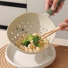 1 pieza Colador de cocina de plástico grande con mango largo - Resistente al calor, diseño de drenaje en forma de estrella, adecuado para pasta, albóndigas, verduras - Colador duradero, utensilios de hornear y cocinar, herramienta de cocina moderna, diseño de drenaje eficiente - Multicolor - Ver 4