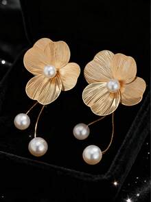 1PC 18K Gold-Plated Flower Tassel Drop Pearl Earrings, Ideal For Modern Women-From Office Ladies To Delicate Moms-Who Love Elegant Light Luxury. Delicate Floral Design With Genuine Pearls And Swaying Tassels. Hypoallergenic For Sensitive Ears, Comfortable All-Day Wear. Waterproof And Fade-Resistant, Perfect For Daily Use. Fits Parties, Weddings, Vacations-Easily Transitions From Day To Night. A Thoughtful Gift For Girlfriends, Mothers, Daughters On Birthdays/Anniversaries, Symbolizing Beauty And Grace.