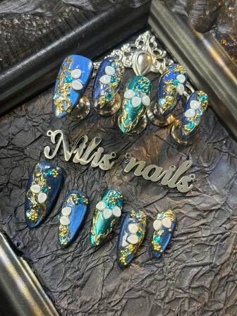 10 buc/set unghii adezive manuale, stil Baddie Y2K, model mediu, model ochi de pisică albastru și bijuterii cu stras, model gotic, model asimetric 3D, model metal lichid, tip linie argintie, potrivite pentru petreceri, ocazii speciale, purtare zilnică, trusă de scule inclusă, cadou excelent pentru femei și fete, cu 1 dischetă de jeleu și 1 pilă de unghii.